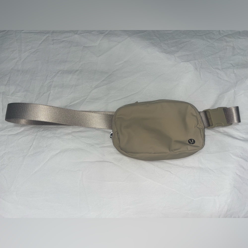 Trench belt bag